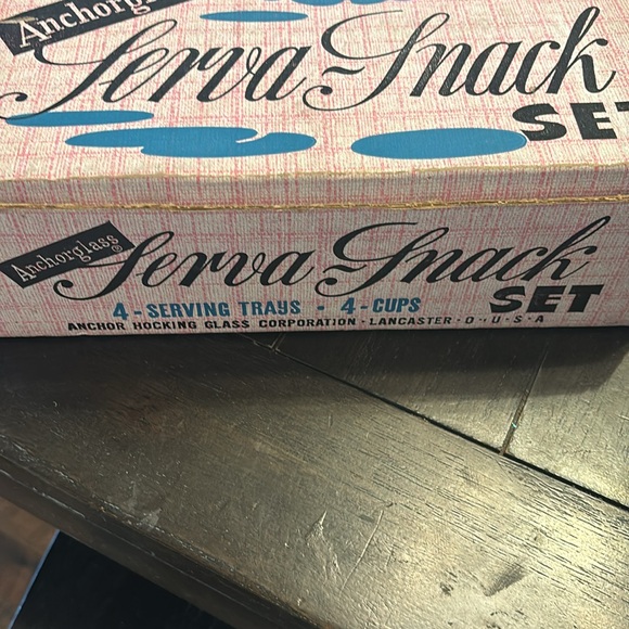 VTG Anchorglass 4 serving trays and 4 cups - Picture 4 of 5